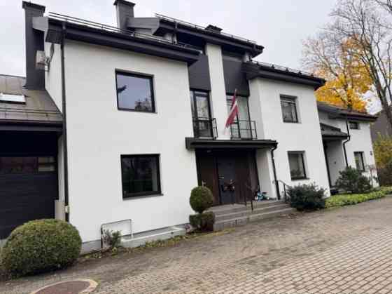 Tiek izīrēta sekciju rindu mājā  Rīgas visprestižākajā rajonā  Mežaparkā. Māja atrodas zaļā, klusā,  Rīga