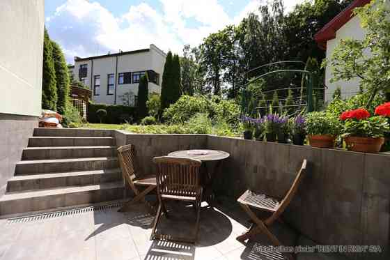 Tiek izīrēta sekciju rindu mājā  Rīgas visprestižākajā rajonā  Mežaparkā. Māja atrodas zaļā, klusā,  Rīga