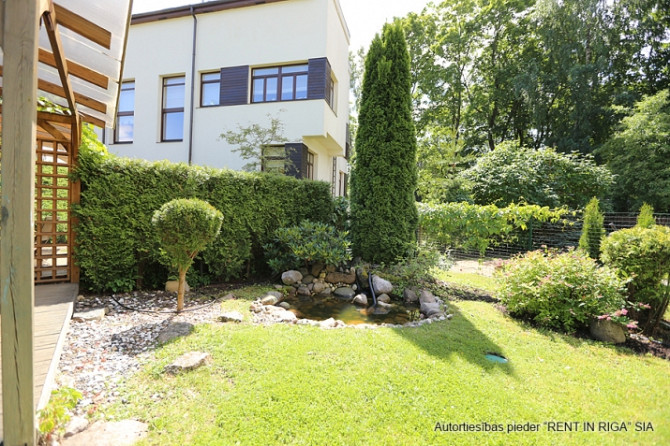 Tiek izīrēta sekciju rindu mājā  Rīgas visprestižākajā rajonā  Mežaparkā. Māja atrodas Rīga - foto 4