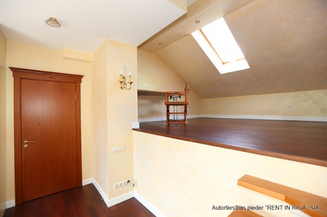 Tiek izīrēta sekciju rindu mājā  Rīgas visprestižākajā rajonā  Mežaparkā. Māja atrodas Rīga - foto 6