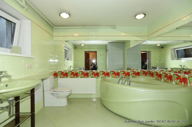 Tiek izīrēta sekciju rindu mājā  Rīgas visprestižākajā rajonā  Mežaparkā. Māja atrodas Rīga - foto 7