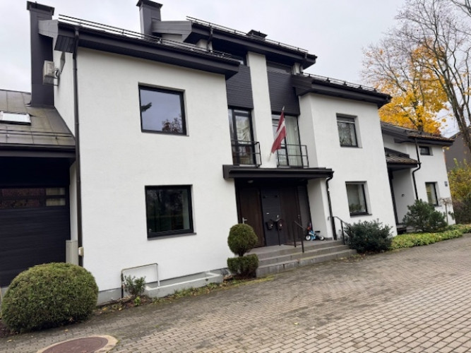Tiek izīrēta sekciju rindu mājā  Rīgas visprestižākajā rajonā  Mežaparkā. Māja atrodas Rīga - foto 1