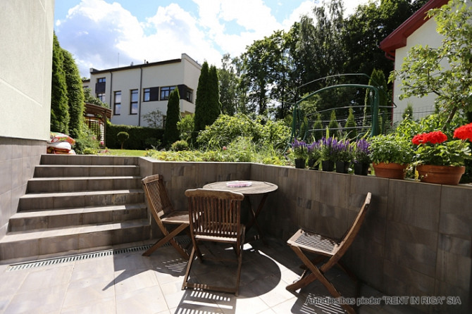 Tiek izīrēta sekciju rindu mājā  Rīgas visprestižākajā rajonā  Mežaparkā. Māja atrodas Rīga - foto 3