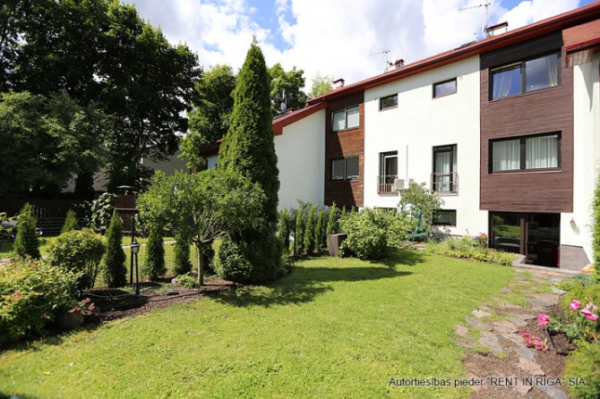 Tiek izīrēta sekciju rindu mājā  Rīgas visprestižākajā rajonā  Mežaparkā. Māja atrodas Rīga - foto 2