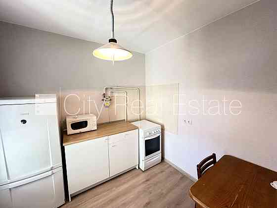 Дом во дворе, благоустроенная озеленённая территория, места для нескольких Рига