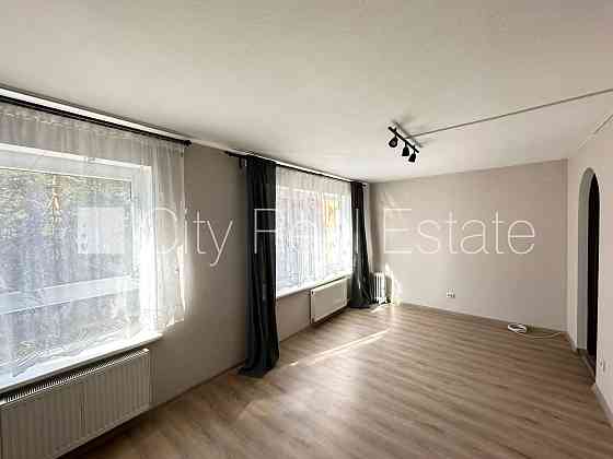 Дом во дворе, благоустроенная озеленённая территория, места для нескольких Рига