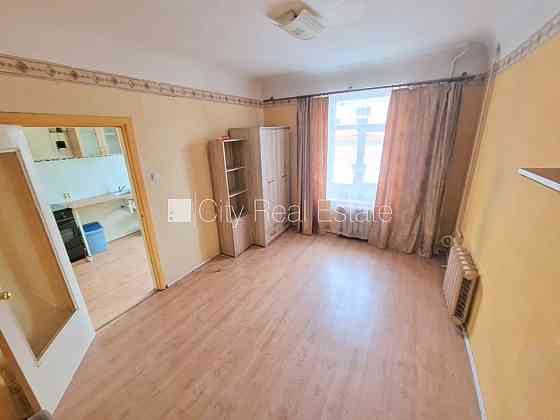 Фасадный дом, вход с улицы, лестничная клетка после косметического ремонта, окна Рига