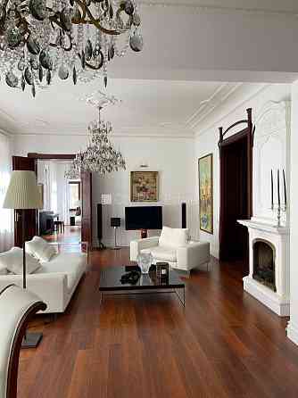 Фасадный дом, реставрированный дом, вход с улицы и со двора, лифт, балкон, окна Rīga