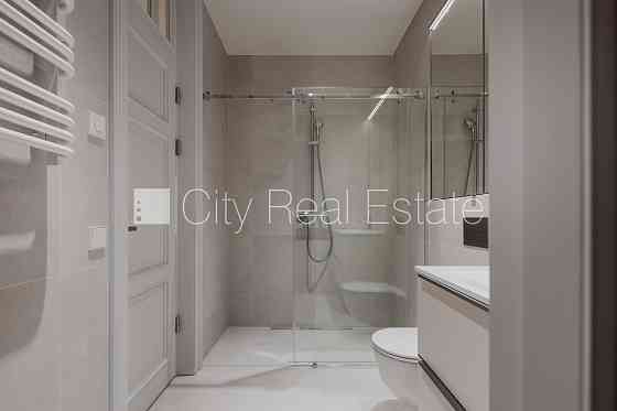 Земля в собственности, здание во дворе, благоустроенная озеленённая территория, Рига