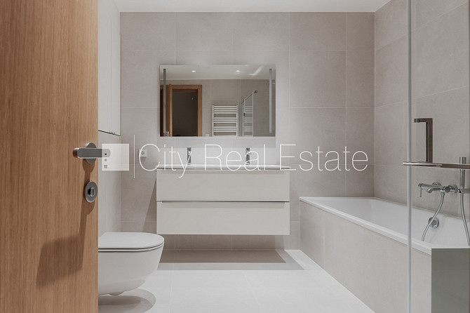 Земля в собственности, здание во дворе, благоустроенная озеленённая территория, Рига - изображение 4