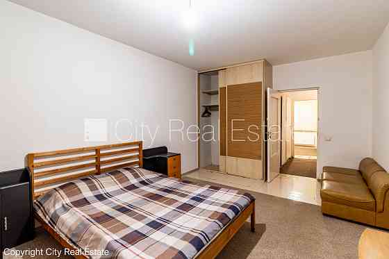 Земля в собственности, здание во дворе, благоустроенная озеленённая территория, Rīga