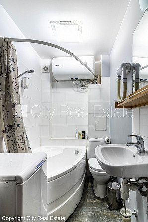 Fasādes māja, renovēta māja, ķieģeļu mūra sienas, kāpņu telpa pēc kosmētiskā remonta, Rīga - foto 13