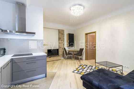 Здание во дворе, реновированный дом, благоустроенная озеленённая территория, Rīga