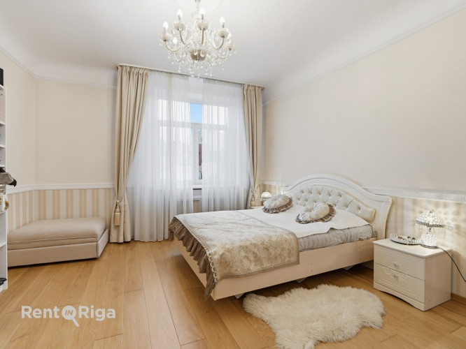 An opportunity to live in the very heart of Old Riga. This apartment offers everything a city life e Рига - изображение 10
