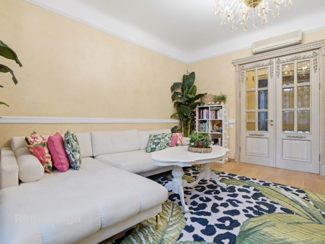 An opportunity to live in the very heart of Old Riga. This apartment offers everything a city life e Рига - изображение 17