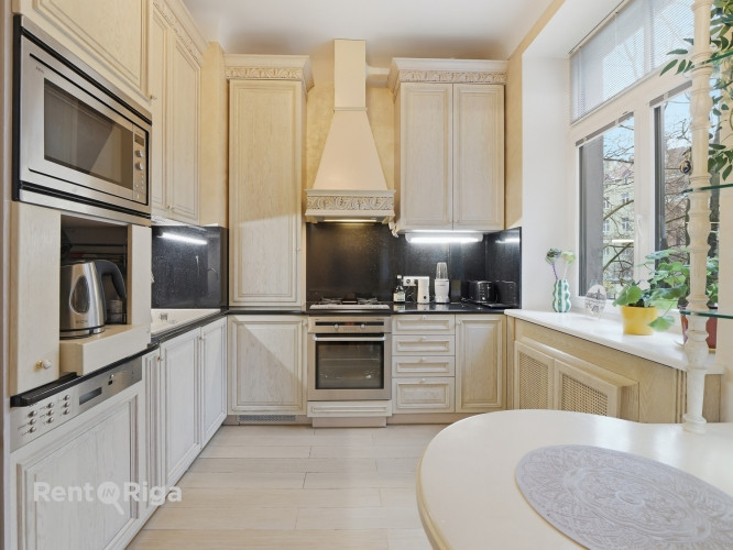 An opportunity to live in the very heart of Old Riga. This apartment offers everything a city life e Рига - изображение 15