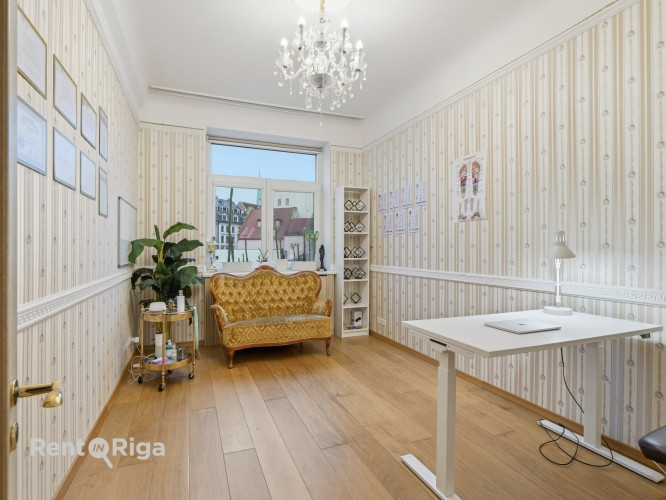 An opportunity to live in the very heart of Old Riga. This apartment offers everything a city life e Рига - изображение 18