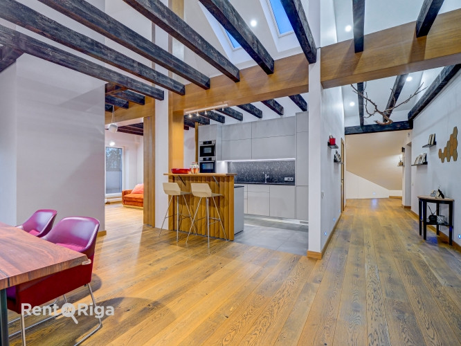 Privātmājas komforts apvienots ar dzīvokļa priekšrocībām. Dzīvoklis ir gaišs, silts Rīga - foto 2