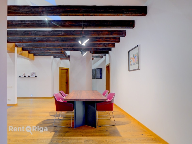 Privātmājas komforts apvienots ar dzīvokļa priekšrocībām. Dzīvoklis ir gaišs, silts Rīga - foto 4
