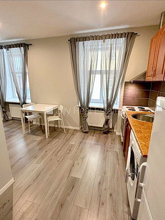 Здание во дворе, реновированный дом, закрытый двор, вход со двора, лестничная Рига - изображение 15