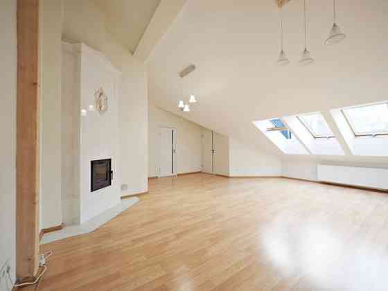 Продаётся элегантная и просторная 4-комнатная квартира в центре Риги. В Рига