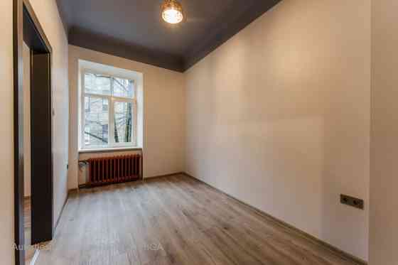 Trīs istabu dzīvoklis Rīgas centrā pretī Dailes teātrim. Dzīvoklis atrodas fasādes mājā, logi vērsti Rīga