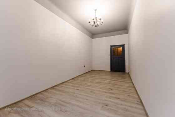 Trīs istabu dzīvoklis Rīgas centrā pretī Dailes teātrim. Dzīvoklis atrodas fasādes mājā, logi vērsti Rīga