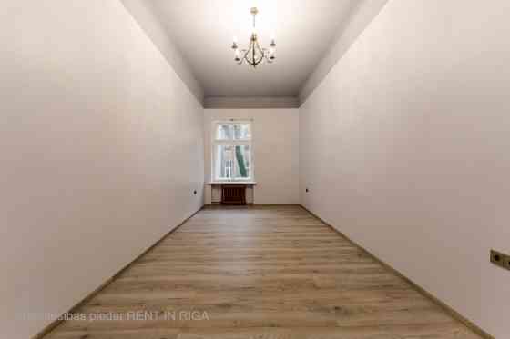 Trīs istabu dzīvoklis Rīgas centrā pretī Dailes teātrim. Dzīvoklis atrodas fasādes mājā, logi vērsti Rīga