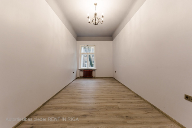 Trīs istabu dzīvoklis Rīgas centrā pretī Dailes teātrim. Dzīvoklis atrodas fasādes mājā, Rīga - foto 4