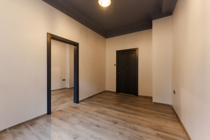 Trīs istabu dzīvoklis Rīgas centrā pretī Dailes teātrim. Dzīvoklis atrodas fasādes mājā, Rīga - foto 9