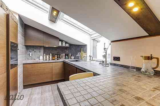 Īrei tiek piedāvāts mansarda dzīvoklis pašā pilsētas centrā. Līdzās veikali, kafejnīcas, sporta cent Rīga