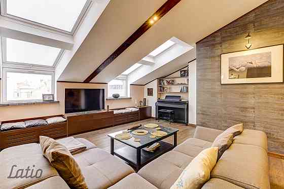 Īrei tiek piedāvāts mansarda dzīvoklis pašā pilsētas centrā. Līdzās veikali, kafejnīcas, sporta cent Rīga