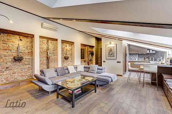 Īrei tiek piedāvāts mansarda dzīvoklis pašā pilsētas centrā. Līdzās veikali, kafejnīcas, sporta cent Rīga