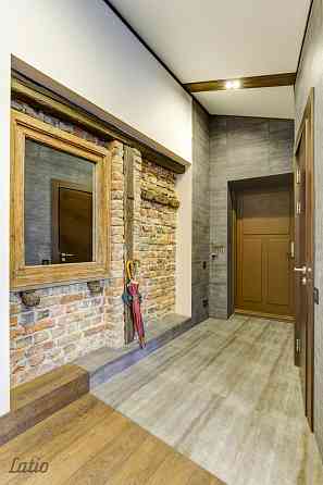 Īrei tiek piedāvāts mansarda dzīvoklis pašā pilsētas centrā. Līdzās veikali, kafejnīcas, sporta cent Rīga