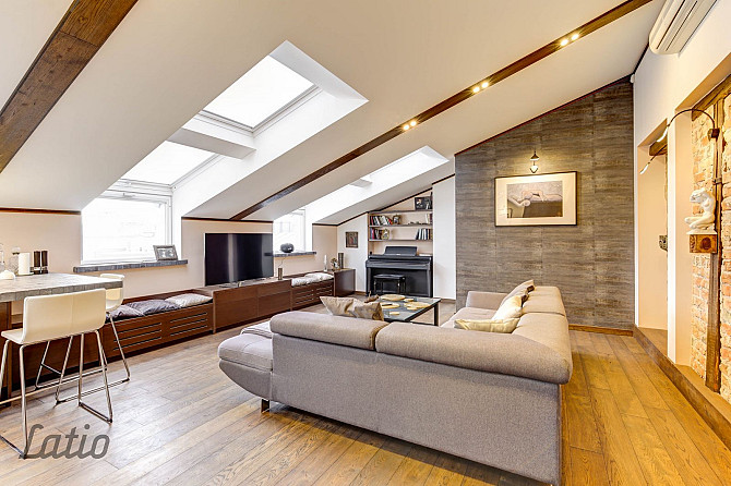 Īrei tiek piedāvāts mansarda dzīvoklis pašā pilsētas centrā. Līdzās veikali, kafejnīcas, Rīga - foto 3