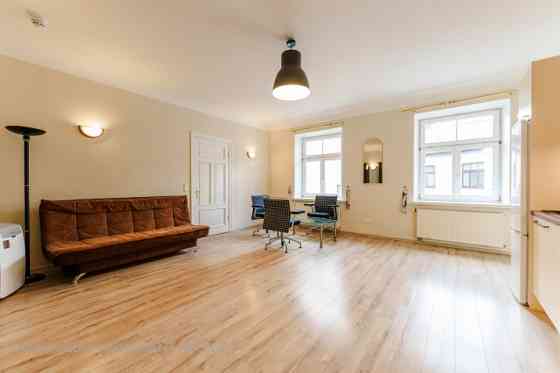 Аренда квартиры в тихом центре. 2 комнатная квартира с одной изолированной Rīga