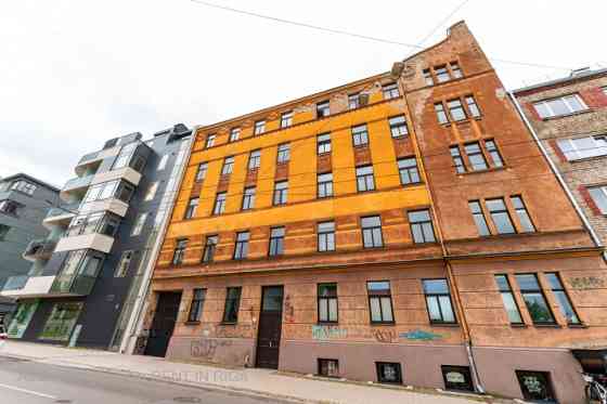 Apartment with complete renovation.  Located on the 5th floor of a pre-war building, no elevator. Th Rīga