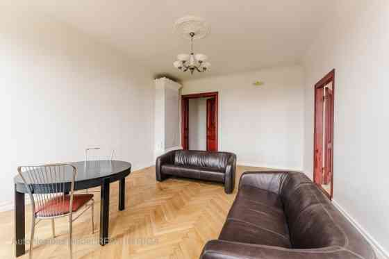 Apartment with complete renovation.  Located on the 5th floor of a pre-war building, no elevator. Th Rīga