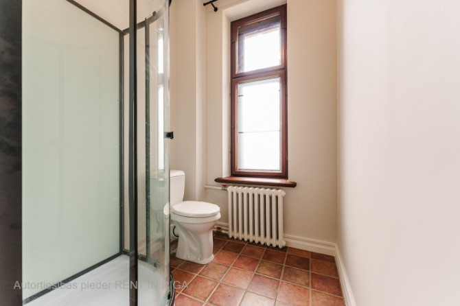 Dzīvoklis tikko pēc remonta.  Atrodas pirmskara ēkas 5.stāvā, lifts nav. Dzīvoklī ir 3 Rīga - foto 9