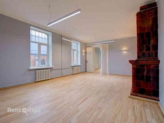 Офис с очаровательным видом на церковь Св. Гертруды.  LED освещение, обновлено Rīga