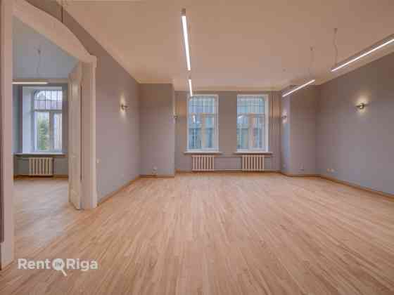 Офис с очаровательным видом на церковь Св. Гертруды.  LED освещение, обновлено Rīga