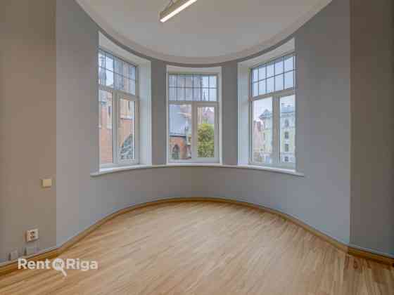 Офис с очаровательным видом на церковь Св. Гертруды.  LED освещение, обновлено Rīga