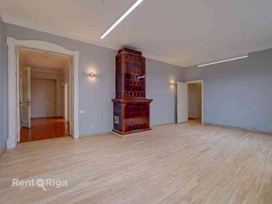 Офис с очаровательным видом на церковь Св. Гертруды.  LED освещение, обновлено Rīga