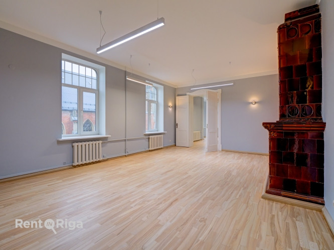 Birojs ar burvīgu skatu uz Sv. Ģertrūdes baznīcu.  LED apgaismojums, atjaunotas grīdas. Rīga - foto 5