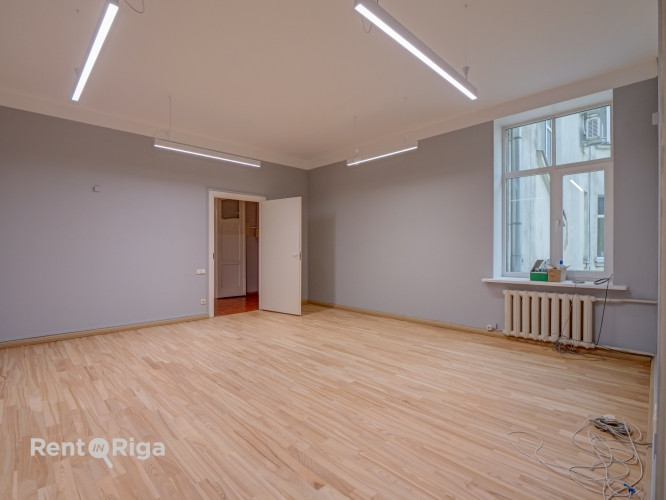 Birojs ar burvīgu skatu uz Sv. Ģertrūdes baznīcu.  LED apgaismojums, atjaunotas grīdas. Rīga - foto 7