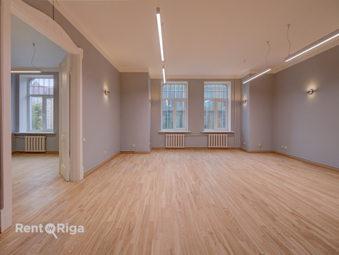 Birojs ar burvīgu skatu uz Sv. Ģertrūdes baznīcu.  LED apgaismojums, atjaunotas grīdas. Rīga - foto 4