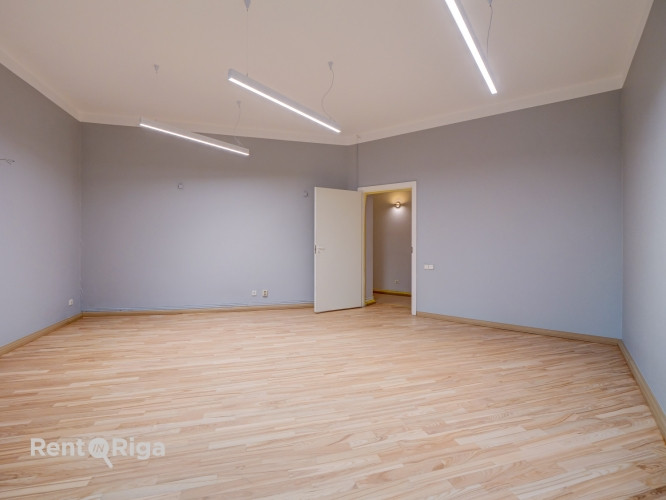 Birojs ar burvīgu skatu uz Sv. Ģertrūdes baznīcu.  LED apgaismojums, atjaunotas grīdas. Rīga - foto 9