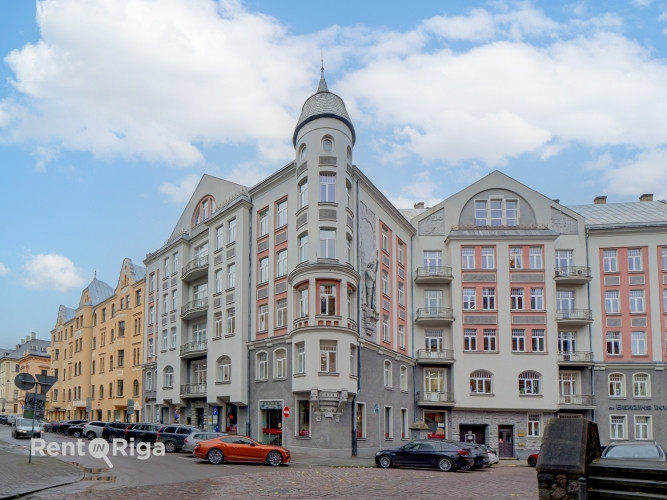 Birojs ar burvīgu skatu uz Sv. Ģertrūdes baznīcu.  LED apgaismojums, atjaunotas grīdas. Rīga - foto 1