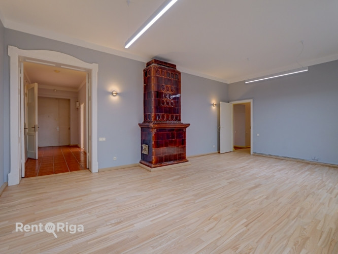 Birojs ar burvīgu skatu uz Sv. Ģertrūdes baznīcu.  LED apgaismojums, atjaunotas grīdas. Rīga - foto 6