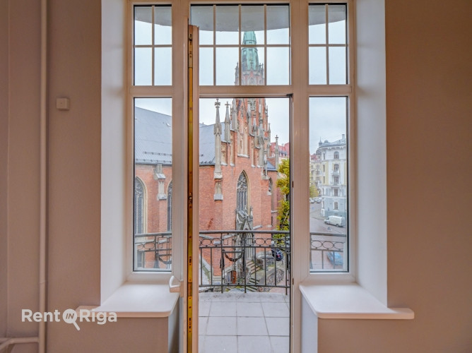 Birojs ar burvīgu skatu uz Sv. Ģertrūdes baznīcu.  LED apgaismojums, atjaunotas grīdas. Rīga - foto 2